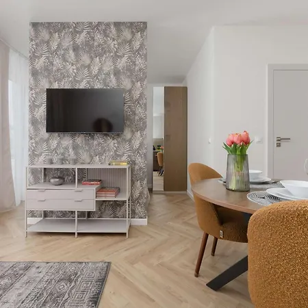 Unique For 4 Guests With Underground Parking By Renters Apartment