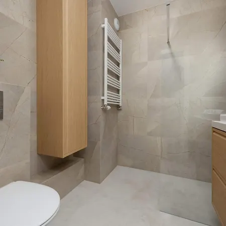 Unique For 4 Guests With Underground Parking By Renters Apartman *