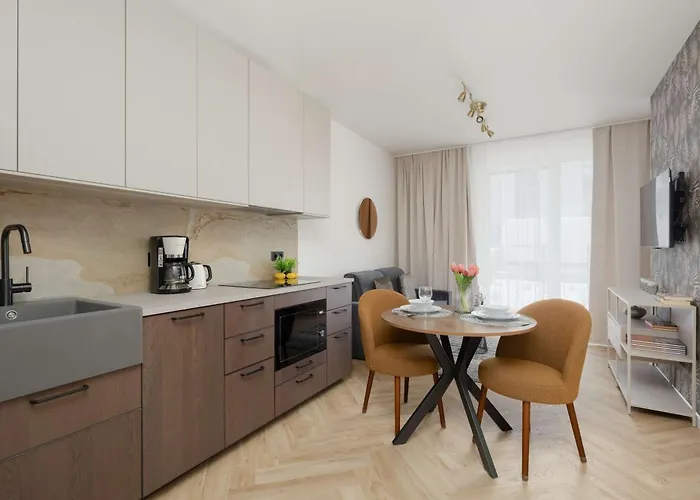 Unique For 4 Guests With Underground Parking By Renters Varsó